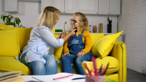 Stock Video Mother And Daughter Applying Makeu Animated Wallpaper - Free Live Wallpaper