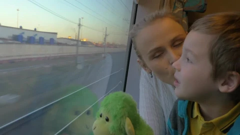 Stock Video Mother And Child Sharing A Train Journe Animated Wallpaper - Free Live Wallpaper