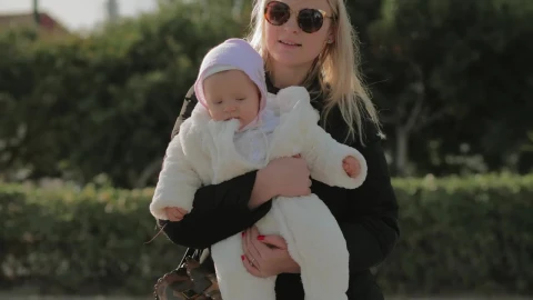 Stock Video Mother And Baby Swaying In The Par Animated Wallpaper - Free Live Wallpaper
