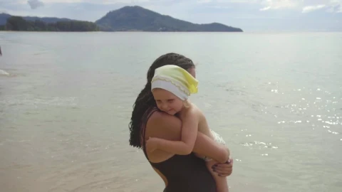 Stock Video Mom With A Daughter Walking On The Sandy Beac Animated Wallpaper - Free Live Wallpaper