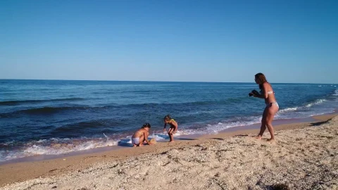 Stock Video Mom Taking Photos Of Her Daughters Sand Pyramid Animated Wallpaper - Free Live Wallpaper