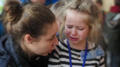 Stock Video Mom Comforting His Crying Gir Animated Wallpaper - Free Live Wallpaper