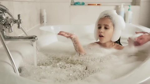 Stock Video Mom Bathing Her Daughte Animated Wallpaper - Free Live Wallpaper