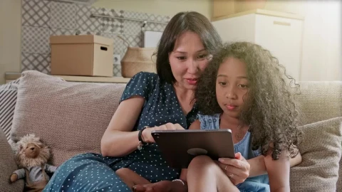 Stock Video Mom And Daughter Spending Time Together With A Table Animated Wallpaper - Free Live Wallpaper
