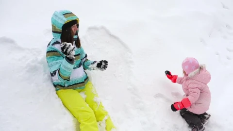Stock Video Mom And Daughter Playing In The Sno Animated Wallpaper - Free Live Wallpaper