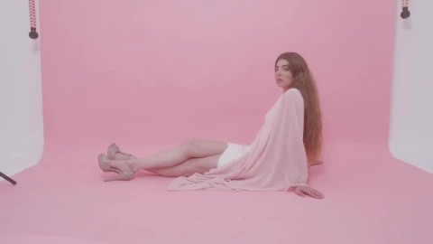 Stock Video Model Posing On The Floor Of A Photographic Se Animated Wallpaper - Free Live Wallpaper