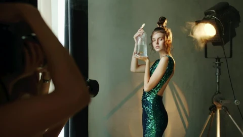 Stock Video Model Holds Goldfish In Bag For Photo Shoo Animated Wallpaper - Free Live Wallpaper