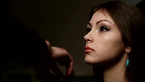 Stock Video Model Getting Her Makeup Don Animated Wallpaper - Free Live Wallpaper
