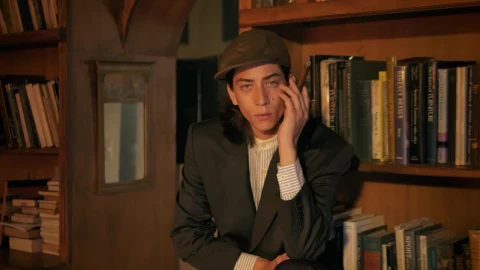 Stock Video Model Dressed Old Fashion Smoking In An Old Fashioned Bookstor Animated Wallpaper - Free Live Wallpaper