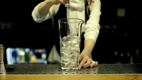 Stock Video Mixing Ice In A Cocktail Glas Animated Wallpaper - Free Live Wallpaper