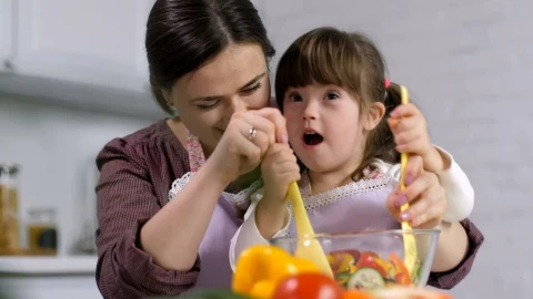 Stock Video Mixing A Salad Togethe Animated Wallpaper - Free Live Wallpaper