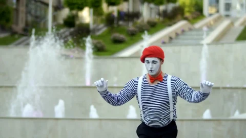 Stock Video Mime Preparing For His Act On The Stree Animated Wallpaper - Free Live Wallpaper