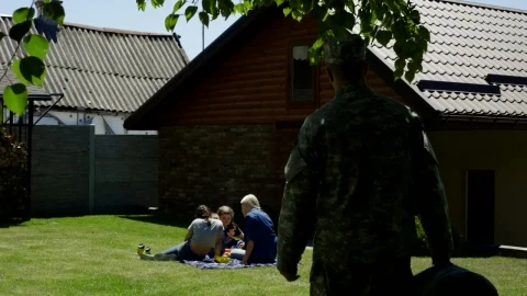 Stock Video Military Man Returning To Hom Animated Wallpaper - Free Live Wallpaper