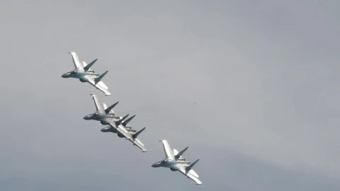 Stock Video Military Jets Formation Crossing The Sk Animated Wallpaper - Free Live Wallpaper