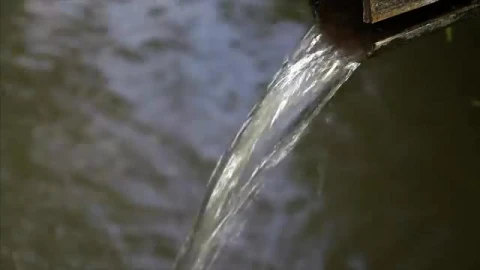 Stock Video Metal Water Fountain In A Large Pond Sma Animated Wallpaper - Free Live Wallpaper