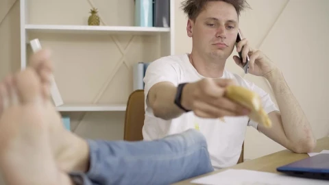 Stock Video Messy Guy Eating Pizza And Talking On Mobile Phon Animated Wallpaper - Free Live Wallpaper