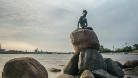 Stock Video Mermaid Statue By The Ocea Animated Wallpaper - Free Live Wallpaper