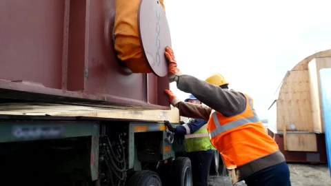 Stock Video Men Working Loading A Freight Truc Animated Wallpaper - Free Live Wallpaper