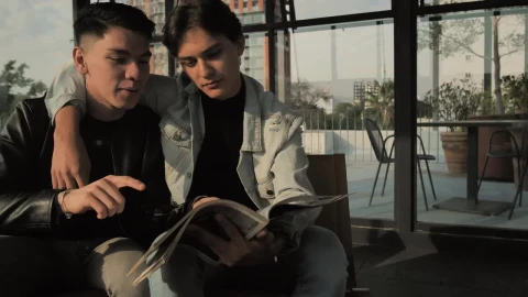 Stock Video Men Reading On A Dat Animated Wallpaper - Free Live Wallpaper