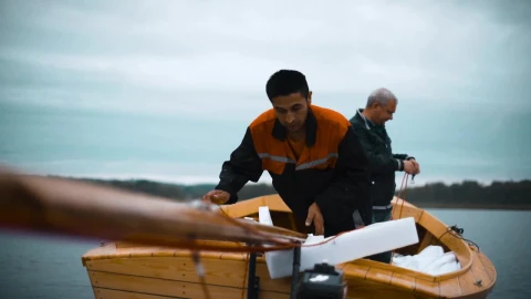 Stock Video Men Placing The Mast Of A Sailboa Animated Wallpaper - Free Live Wallpaper