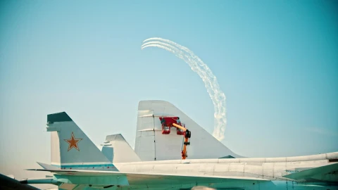 Stock Video Men Painting The Tail Of An Airplan Animated Wallpaper - Free Live Wallpaper