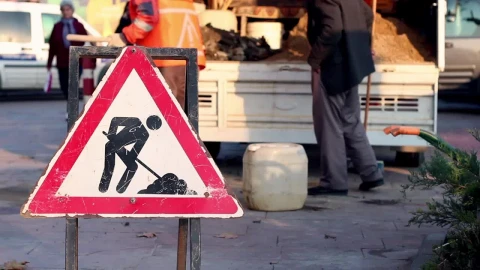 Stock Video Men Cleaning A Street With A Dirt Road Sign Animated Wallpaper - Free Live Wallpaper