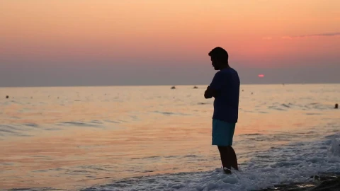 Stock Video Meditative Man On The Shore Of A Beach At Sunse Animated Wallpaper - Free Live Wallpaper