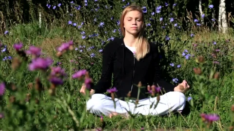 Stock Video Meditating Surrounded By Wildflower Animated Wallpaper - Free Live Wallpaper
