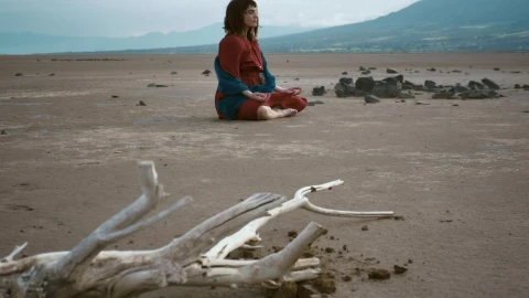 Stock Video Meditating In A Windy Desert Environmen Animated Wallpaper - Free Live Wallpaper