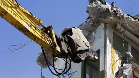 Stock Video Mechanical Clamp Destroying Buildin Animated Wallpaper - Free Live Wallpaper