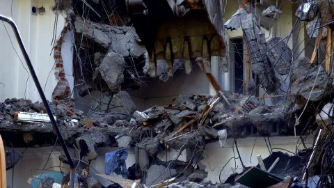 Stock Video Mechanical Arm Of A Bulldozer Knocking Down Debri Animated Wallpaper - Free Live Wallpaper