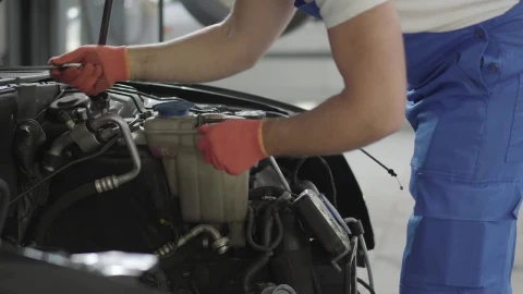 Stock Video Mechanic Repairing A Car Engin Animated Wallpaper - Free Live Wallpaper