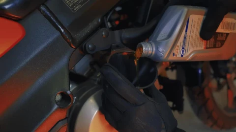 Stock Video Mechanic Changing The Oil Of A Motorcycl Animated Wallpaper - Free Live Wallpaper