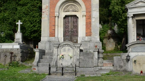 Stock Video Mausoleum In The Middle Of A Cemeter Animated Wallpaper - Free Live Wallpaper