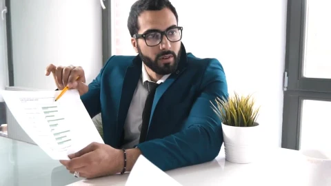 Stock Video Marketing Professional Explains Plan To Clien Animated Wallpaper - Free Live Wallpaper