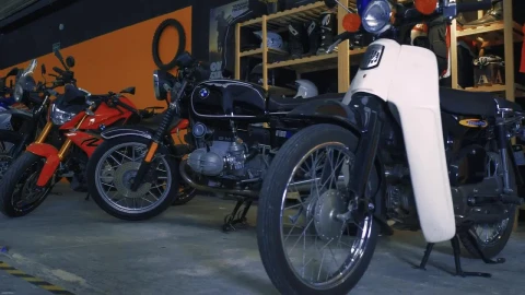 Stock Video Many Motorcycles Parked In A Row In A Garag Animated Wallpaper - Free Live Wallpaper