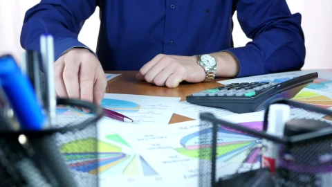 Stock Video Manny Is Reviewing A Business Grap Animated Wallpaper - Free Live Wallpaper