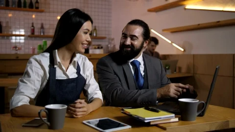 Stock Video Manager Enjoying A Chat With His Staf Animated Wallpaper - Free Live Wallpaper
