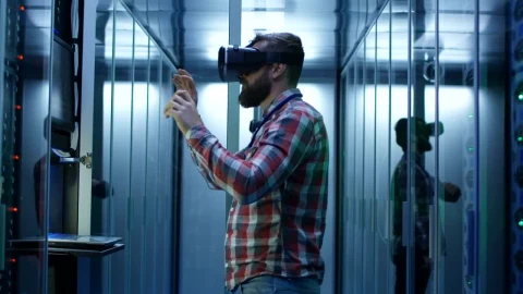 Stock Video Man Working With Vr Glasses In Data Cente Animated Wallpaper - Free Live Wallpaper