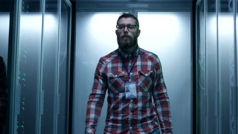 Stock Video Man Working With Data Center Compute Animated Wallpaper - Free Live Wallpaper