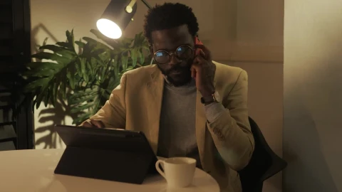 Stock Video Man Working On A Tablet During A Cal Animated Wallpaper - Free Live Wallpaper