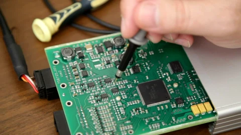 Stock Video Man Working On A Circuit Boar Animated Wallpaper - Free Live Wallpaper