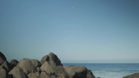 Stock Video Man With Surfboard Stands On Boulder Animated Wallpaper - Free Live Wallpaper