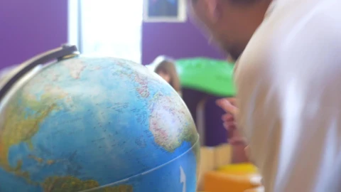 Stock Video Man With Little Girl Pointing At The Glob Animated Wallpaper - Free Live Wallpaper