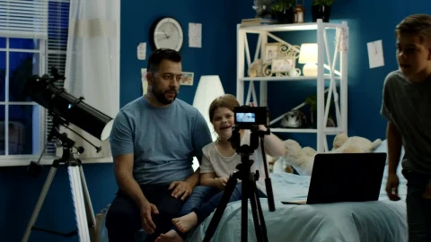 Stock Video Man With Kids Making A Video At Hom Animated Wallpaper - Free Live Wallpaper