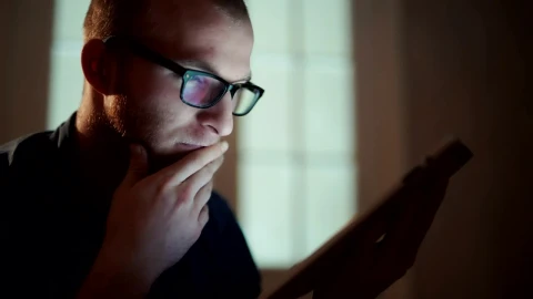 Stock Video Man With Insomnia Scrolls Through Table Animated Wallpaper - Free Live Wallpaper