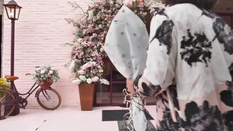 Stock Video Man With A Bouquet Of Flowers Waiting For Someon Animated Wallpaper - Free Live Wallpaper