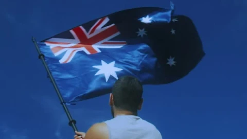 Stock Video Man Waving The Australian Fla Animated Wallpaper - Free Live Wallpaper