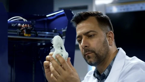 Stock Video Man Watching That D Printer Skul Animated Wallpaper - Free Live Wallpaper