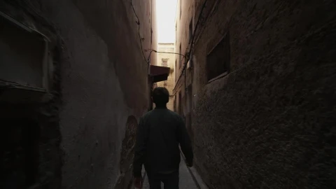 Stock Video Man Walking Through The Narrow Streets Of Morocc Animated Wallpaper - Free Live Wallpaper